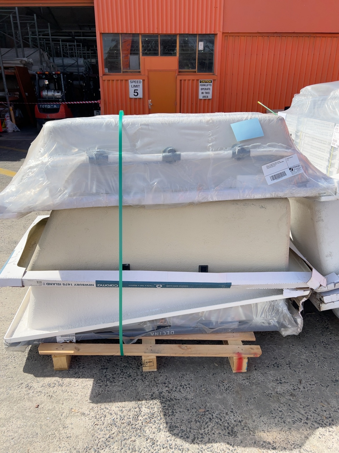 PALLET OF ASSORTED DROP IN BATHS, VARIOUS BRANDS AND SIZES, ALSO INCLUDING A SPA BATH SOLD AS IS PALLET OF ASSORTED DROP IN BATHS, VARIOUS BRANDS AND SIZES, ALSO INCLUDING A SPA BATH SOLD AS IS