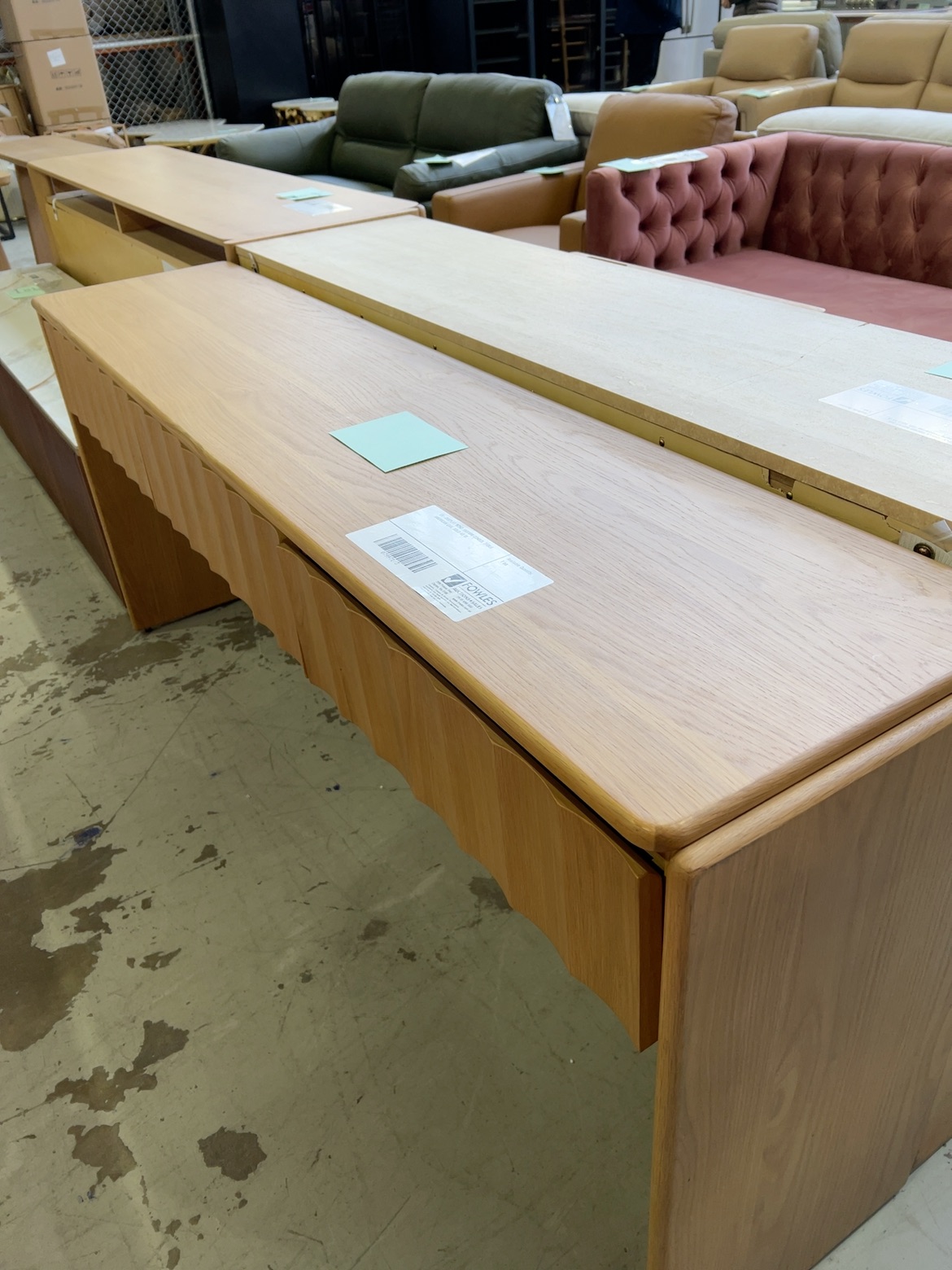 EX-DISPLAY BOND 1800MM CONSOL TABLE AMERICAN OAK, SOLD AS IS EX-DISPLAY BOND 1800MM CONSOL TABLE AMERICAN OAK, SOLD AS IS