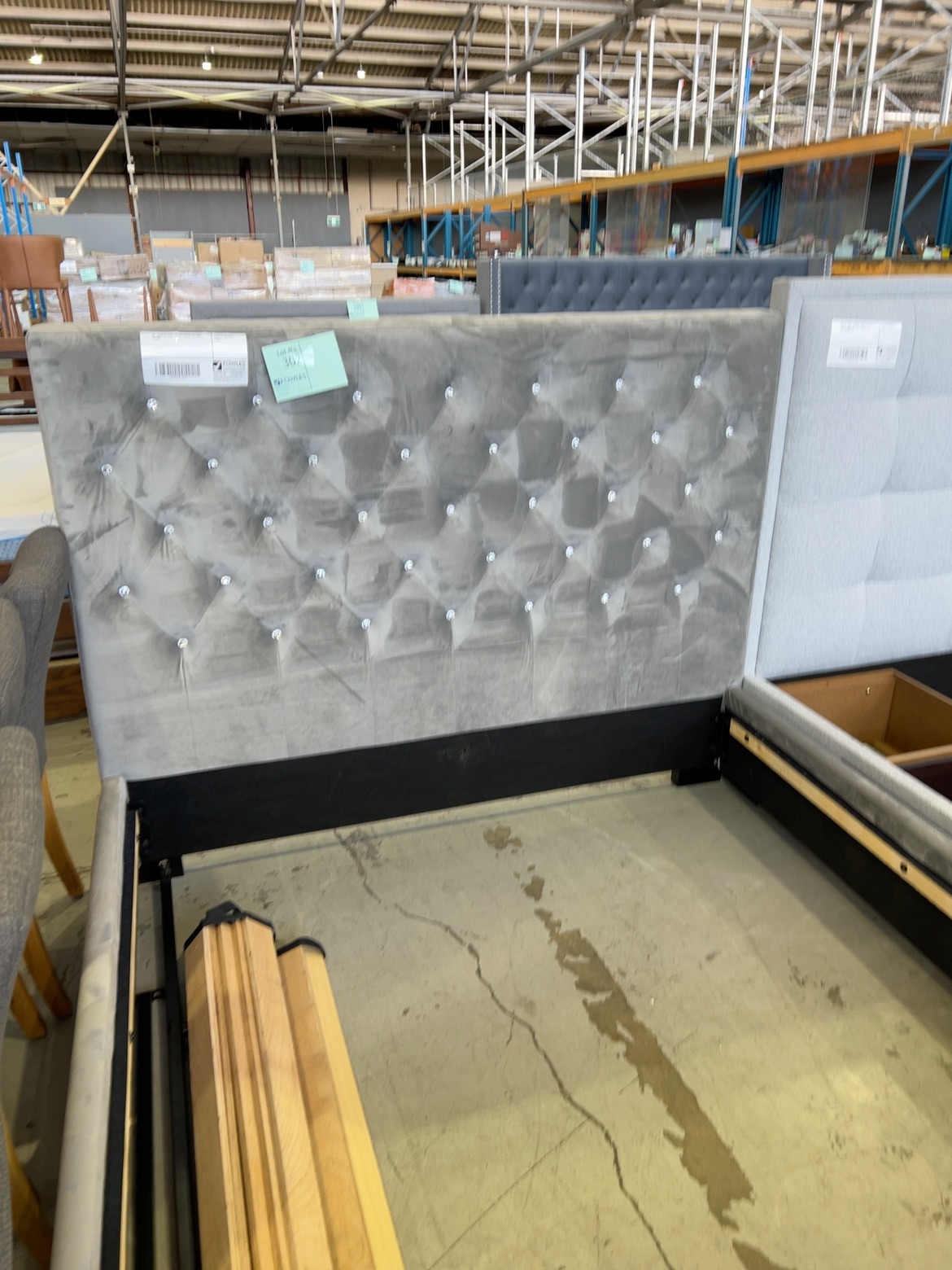 EX-DISPLAY GREY VELVET QUEEN SIZE BED FRAME EX-DISPLAY GREY VELVET QUEEN SIZE BED FRAME