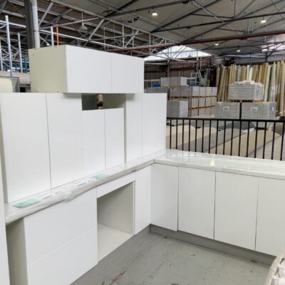 NEW L SHAPE KITCHEN IN HIGH GLOSS WHITE 2 PAC PAINTED FINISH WITH PLAIN DOORS, K5A WITH 600MM PANTRY CALUCATTA STYLE PORCERLAIN BENCH TOPS NEW L SHAPE KITCHEN IN HIGH GLOSS WHITE 2 PAC PAINTED FINISH WITH PLAIN DOORS, K5A WITH 600MM PANTRY CALUCATTA STYLE PORCERLAIN BENCH TOPS