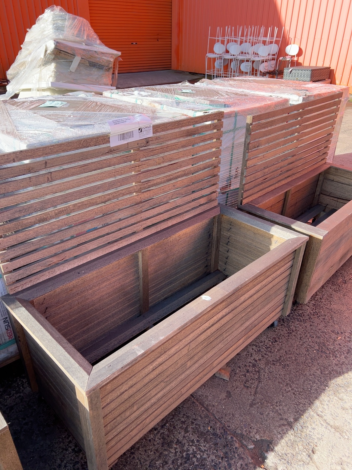 PINE PLANTER BOX WITH TRELLIS WITH CASTOR WHEELS APPROX 1150MM LONG X 465MM WIDE X 925MM HIGH PINE PLANTER BOX WITH TRELLIS WITH CASTOR WHEELS APPROX 1150MM LONG X 465MM WIDE X 925MM HIGH