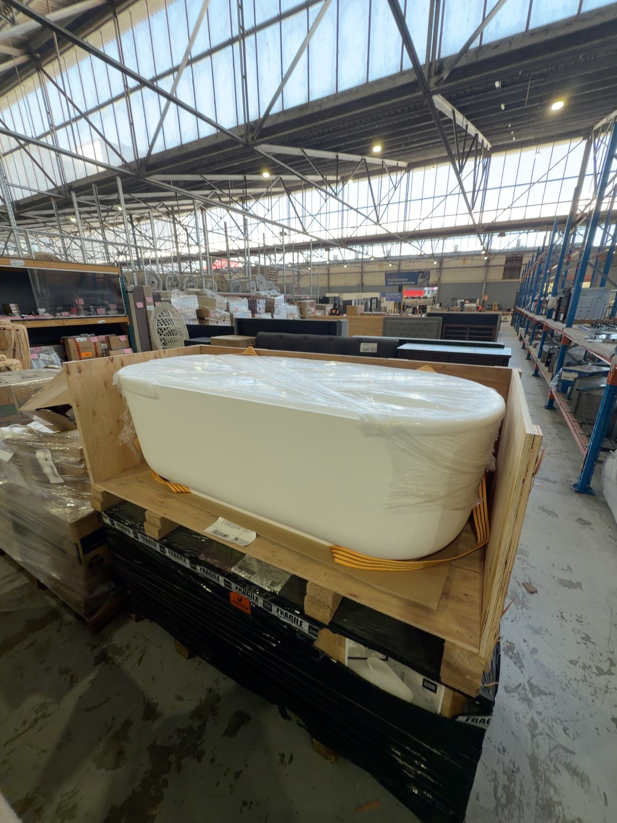 NEW STUDIO BAGNO, MATTE WHITE STONE LUST FREESTANDIG BATH 1600MM X 700MM WIDE, SOLD AS IS NO WARRANTY NEW STUDIO BAGNO, MATTE WHITE STONE LUST FREESTANDIG BATH 1600MM X 700MM WIDE, SOLD AS IS NO WARRANTY