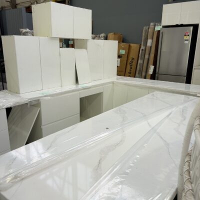 NEW L SHAPE KITCHEN WITH SEPARATE ISLAND BENCH IN MATTE WHITE 2 PAC PAINTED FINISH WITH FINGERPULL PROFILE DOORS, K6D NEW L SHAPE KITCHEN WITH SEPARATE ISLAND BENCH IN MATTE WHITE 2 PAC PAINTED FINISH WITH FINGERPULL PROFILE DOORS, K6D