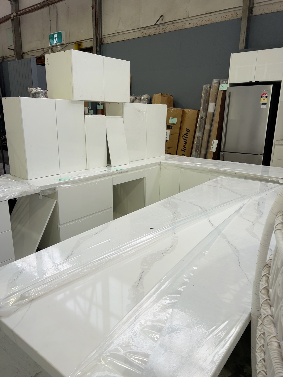 NEW L SHAPE KITCHEN WITH SEPARATE ISLAND BENCH IN MATTE WHITE 2 PAC PAINTED FINISH WITH FINGERPULL PROFILE DOORS, K6D NEW L SHAPE KITCHEN WITH SEPARATE ISLAND BENCH IN MATTE WHITE 2 PAC PAINTED FINISH WITH FINGERPULL PROFILE DOORS, K6D