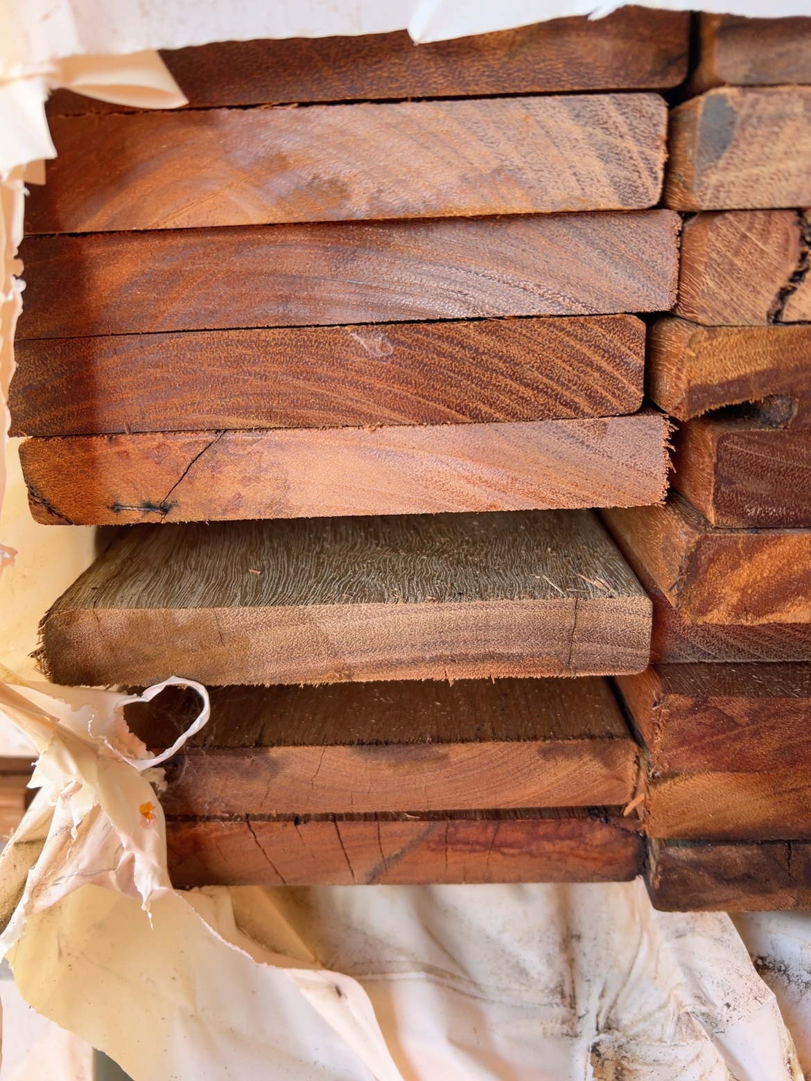 135X19 FEATURE GRADE SPOTTED GUM DECKING- (PACK CONSISTS OF RANDOM SHORT LENGTHS) 135X19 FEATURE GRADE SPOTTED GUM DECKING- (PACK CONSISTS OF RANDOM SHORT LENGTHS)