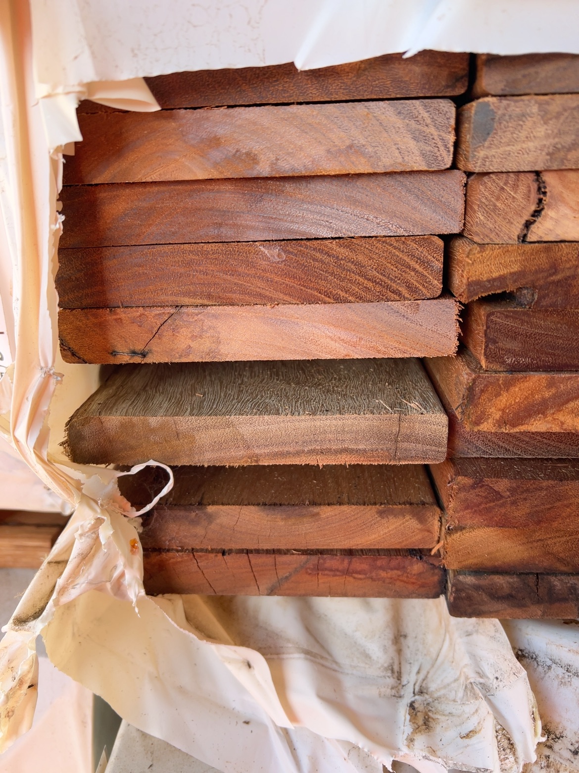135X19 FEATURE GRADE SPOTTED GUM DECKING- (PACK CONSISTS OF RANDOM SHORT LENGTHS) 135X19 FEATURE GRADE SPOTTED GUM DECKING- (PACK CONSISTS OF RANDOM SHORT LENGTHS)