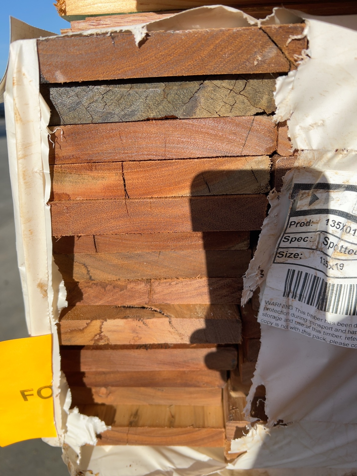 135X19 FEATURE GRADE SPOTTED GUM DECKING- (PACK CONSISTS OF RANDOM SHORT LENGTHS) 135X19 FEATURE GRADE SPOTTED GUM DECKING- (PACK CONSISTS OF RANDOM SHORT LENGTHS)