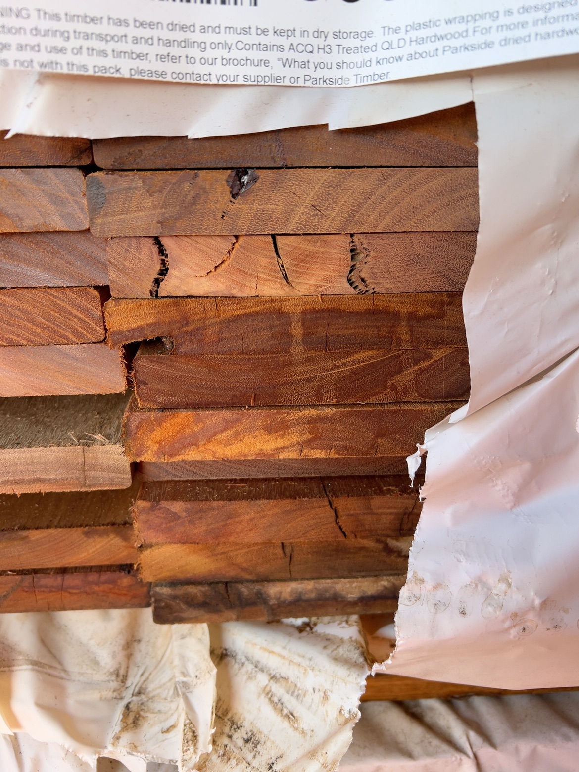 135X19 FEATURE GRADE SPOTTED GUM DECKING- (PACK CONSISTS OF RANDOM SHORT LENGTHS) 135X19 FEATURE GRADE SPOTTED GUM DECKING- (PACK CONSISTS OF RANDOM SHORT LENGTHS)