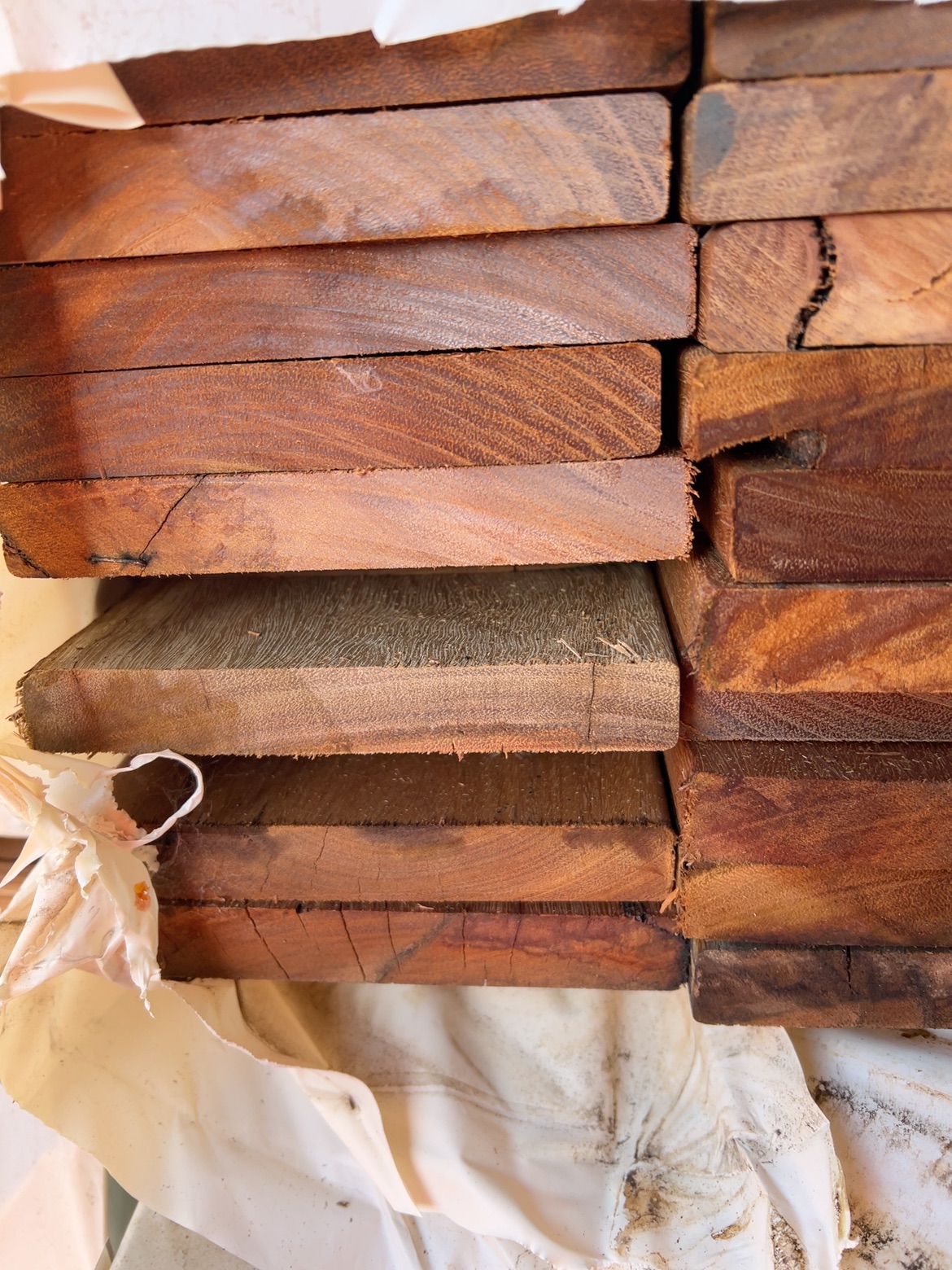 135X19 FEATURE GRADE SPOTTED GUM DECKING- (PACK CONSISTS OF RANDOM SHORT LENGTHS) 135X19 FEATURE GRADE SPOTTED GUM DECKING- (PACK CONSISTS OF RANDOM SHORT LENGTHS)