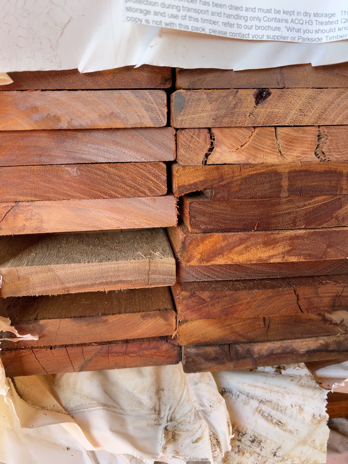 135X19 FEATURE GRADE SPOTTED GUM DECKING- (PACK CONSISTS OF RANDOM SHORT LENGTHS) 135X19 FEATURE GRADE SPOTTED GUM DECKING- (PACK CONSISTS OF RANDOM SHORT LENGTHS)