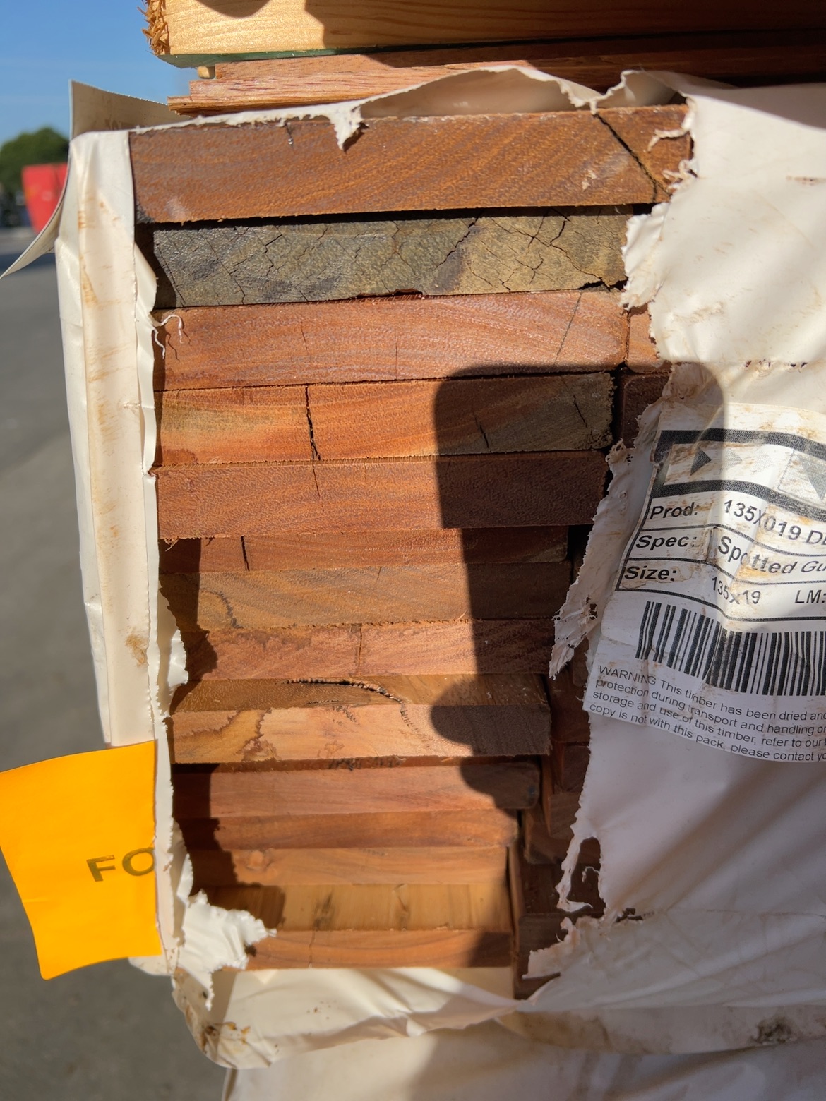 135X19 FEATURE GRADE SPOTTED GUM DECKING- (PACK CONSISTS OF RANDOM SHORT LENGTHS) 135X19 FEATURE GRADE SPOTTED GUM DECKING- (PACK CONSISTS OF RANDOM SHORT LENGTHS)