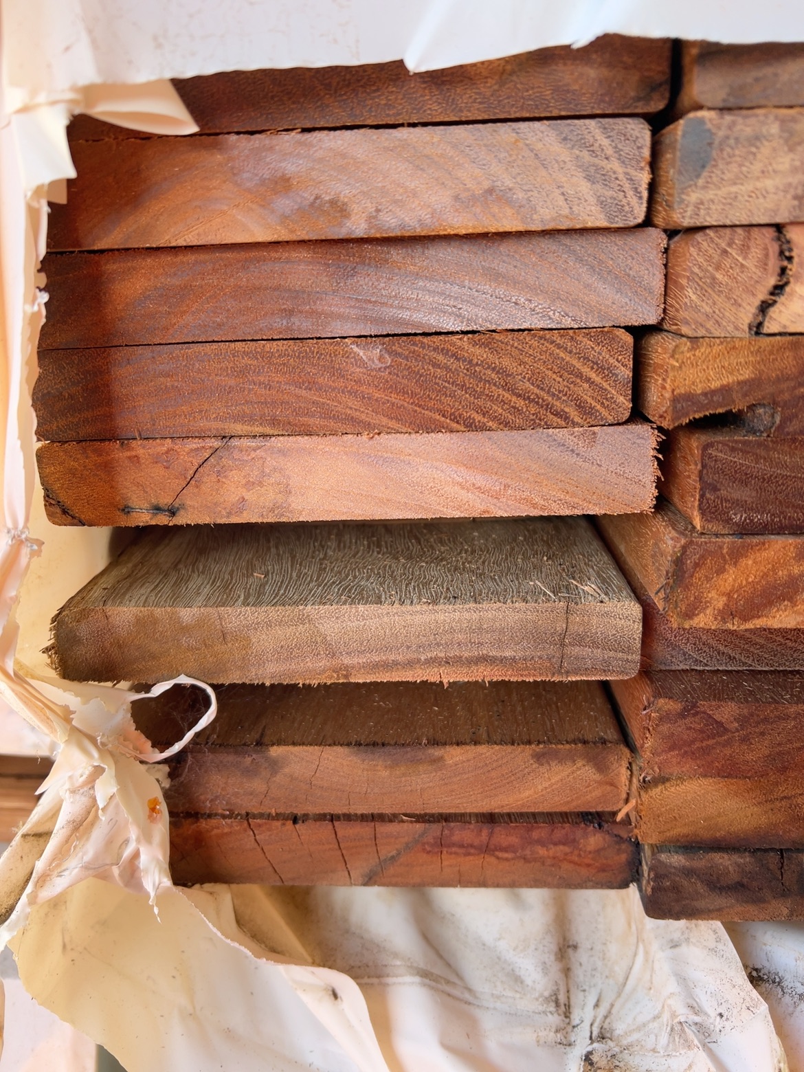135X19 FEATURE GRADE SPOTTED GUM DECKING- (PACK CONSISTS OF RANDOM SHORT LENGTHS) 135X19 FEATURE GRADE SPOTTED GUM DECKING- (PACK CONSISTS OF RANDOM SHORT LENGTHS)