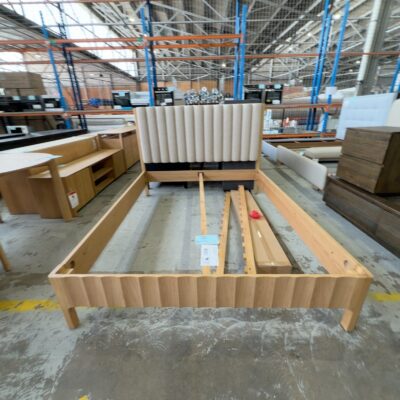 NEW BOND QUEEN SIZE BEDFRAME, AMERICAN OAK, WITH NATURAL PLUSH FLUTED UPHOLSTERED HEADBOARD AND SCALLOPED TIMBER BED BASE SOLD AS IS