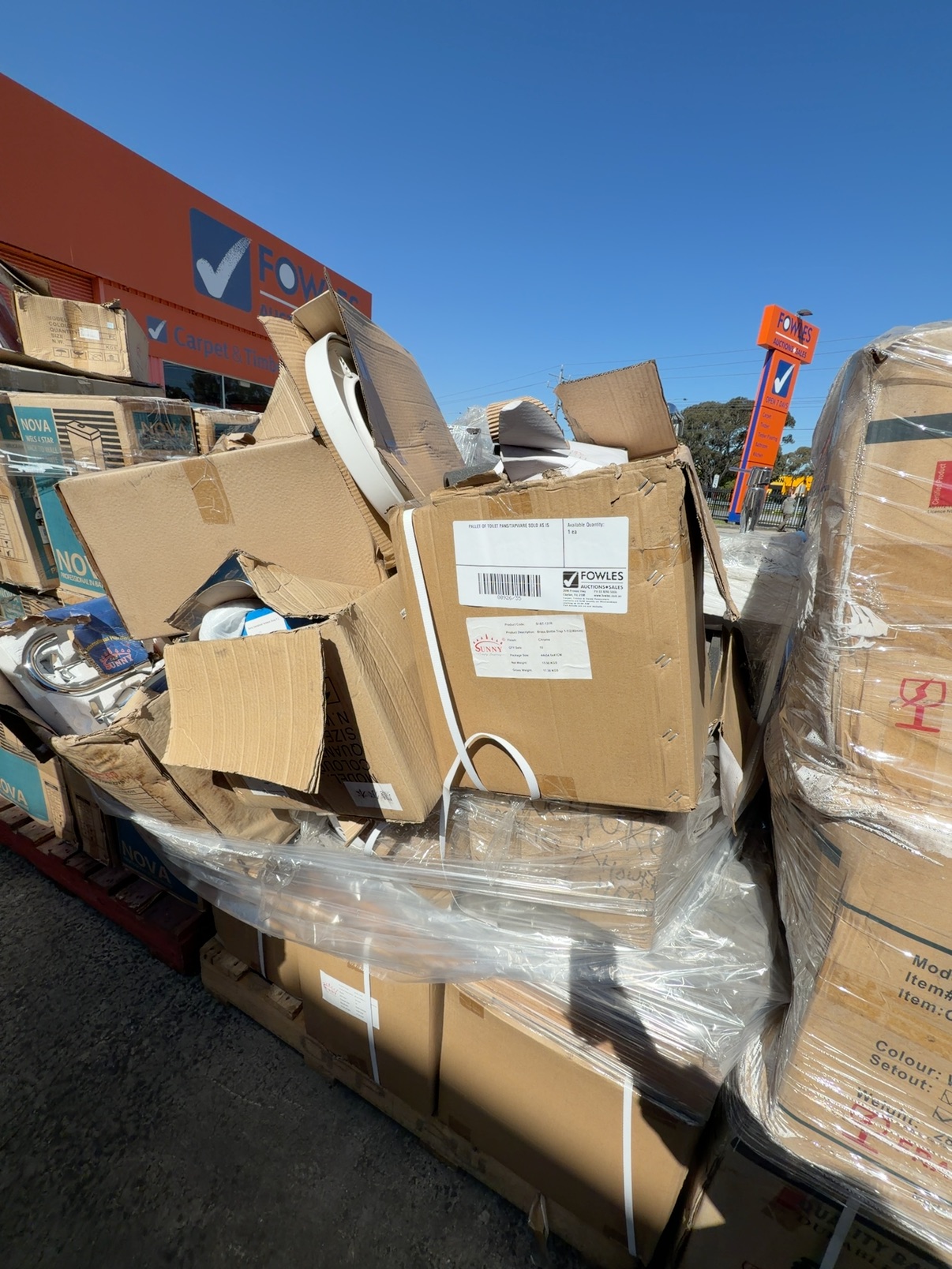 PALLET OF TOILET PANS/TAPWARE SOLD AS IS PALLET OF TOILET PANS/TAPWARE SOLD AS IS