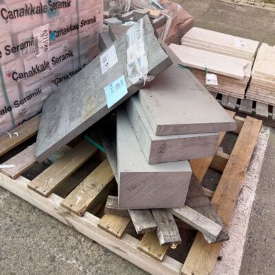 SMALL PALLET OF ASST BLUE STONE BLOCKS