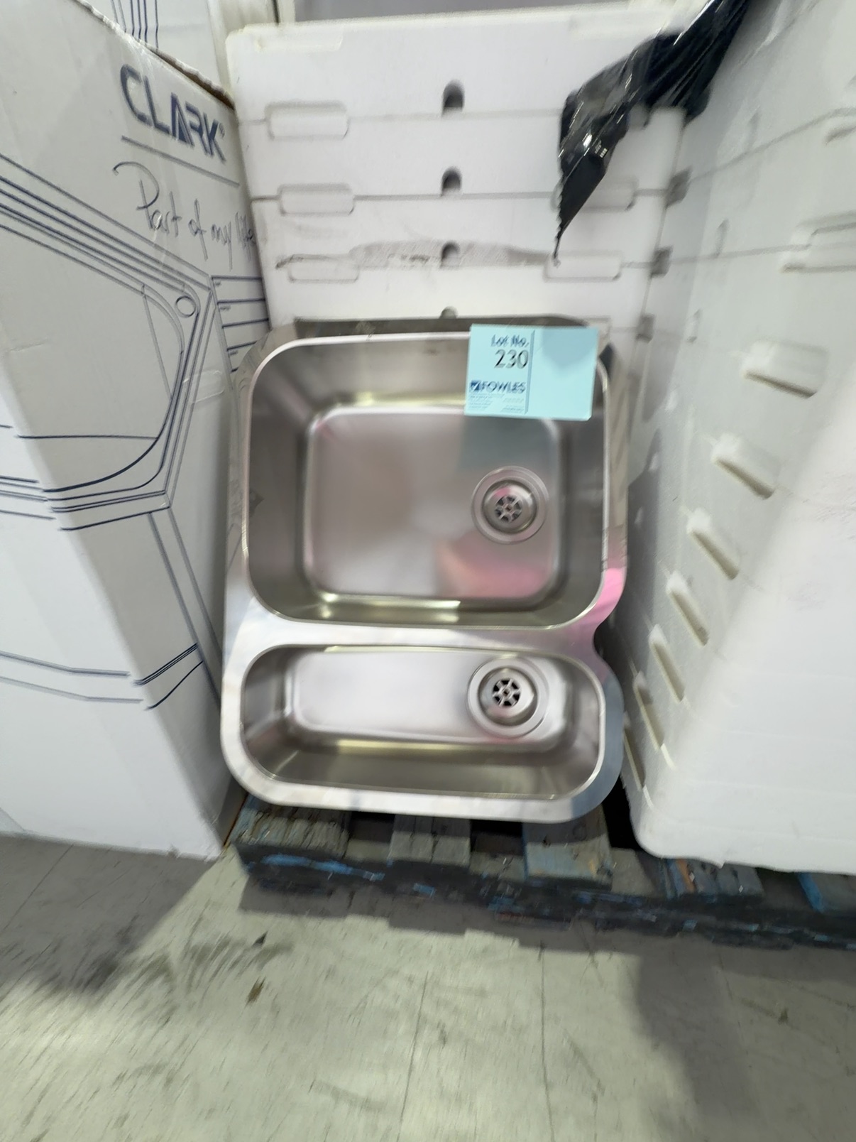 NEW FRANKE ARX160DSBL ARIANE UNDERMOUNT KITCHEN SINK, 1 & 1/4 BOWL WITH FRANKE WASTES, 655 X 2 & 993/048 X 1 NEW FRANKE ARX160DSBL ARIANE UNDERMOUNT KITCHEN SINK, 1 & 1/4 BOWL WITH FRANKE WASTES, 655 X 2 & 993/048 X 1