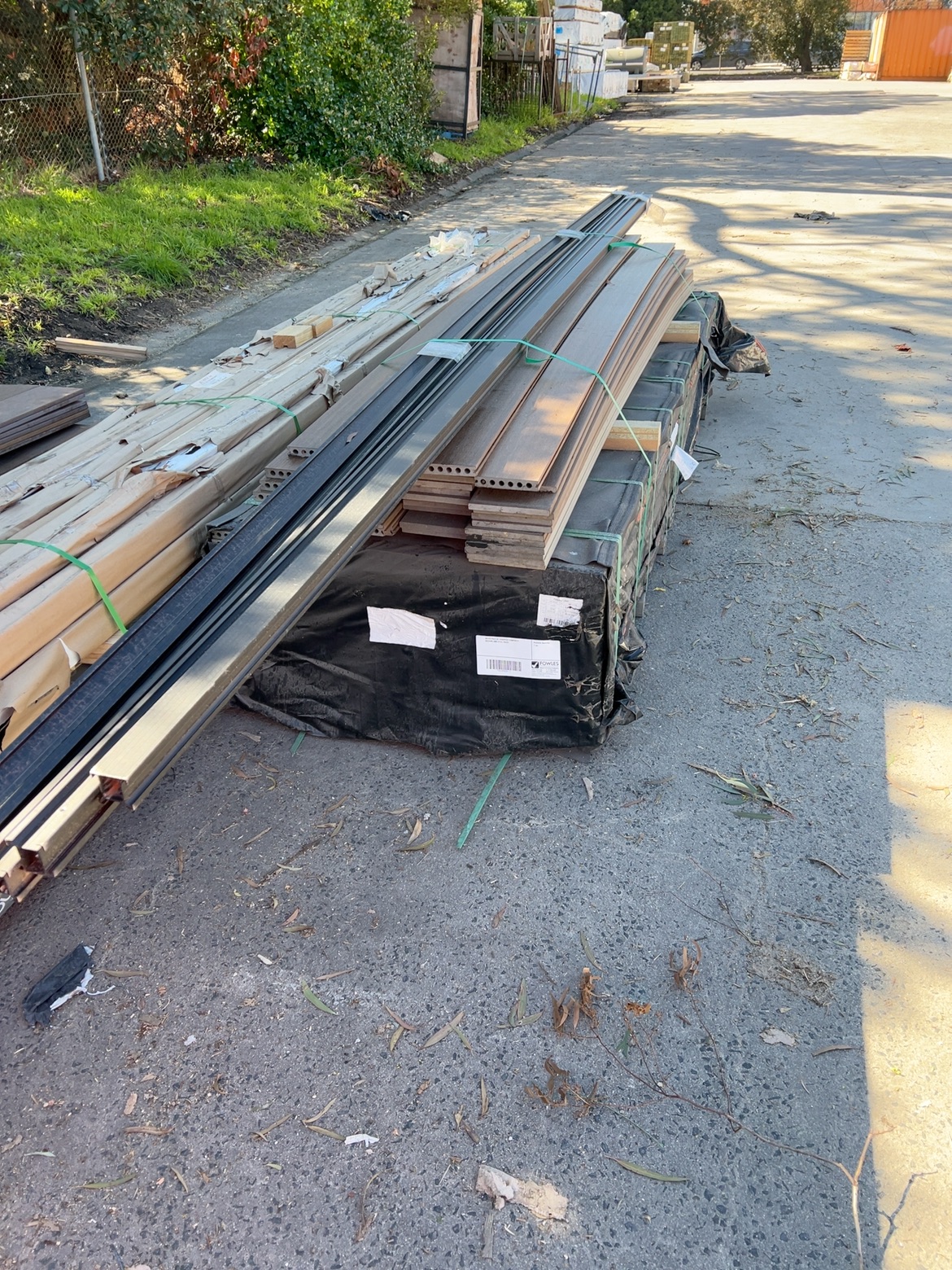 MIXED PACK OF ASSORTED COMPOSITE DECKING AND STEEL RAILS MIXED PACK OF ASSORTED COMPOSITE DECKING AND STEEL RAILS