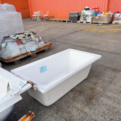 NEW SHENSEKI 1395MM BATH, WHITE WITH OVERFLOW, SHEN1400W-OF NEW SHENSEKI 1395MM BATH, WHITE WITH OVERFLOW, SHEN1400W-OF
