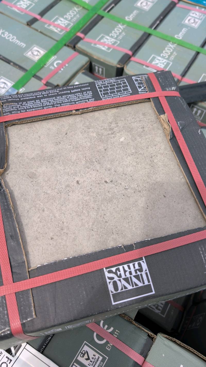 PALLET OF 300 X 300MM GREY PORCELAIN TILE PALLET OF 300 X 300MM GREY PORCELAIN TILE
