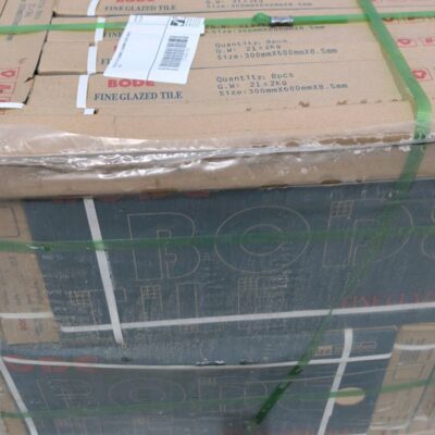 PALLET OF 600MM X 300MM GLOSS WHITE TILE PALLET OF 600MM X 300MM GLOSS WHITE TILE