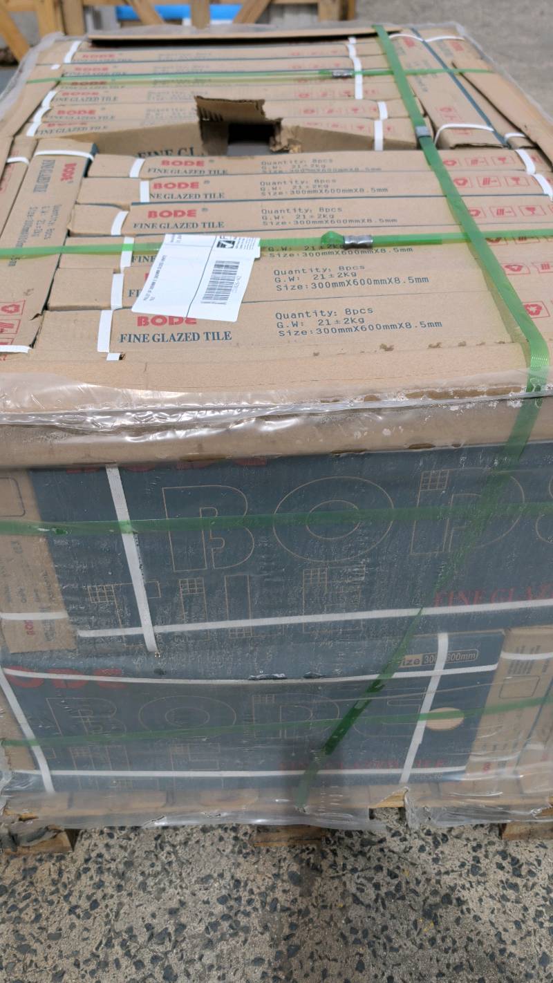 PALLET OF 600MM X 300MM GLOSS WHITE TILE PALLET OF 600MM X 300MM GLOSS WHITE TILE