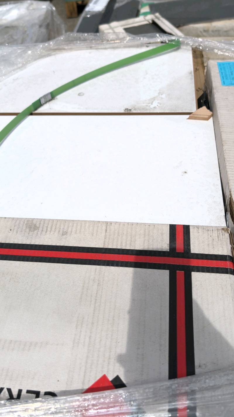PALLET OF 600MM X 300MM GLOSS WHITE TILE PALLET OF 600MM X 300MM GLOSS WHITE TILE