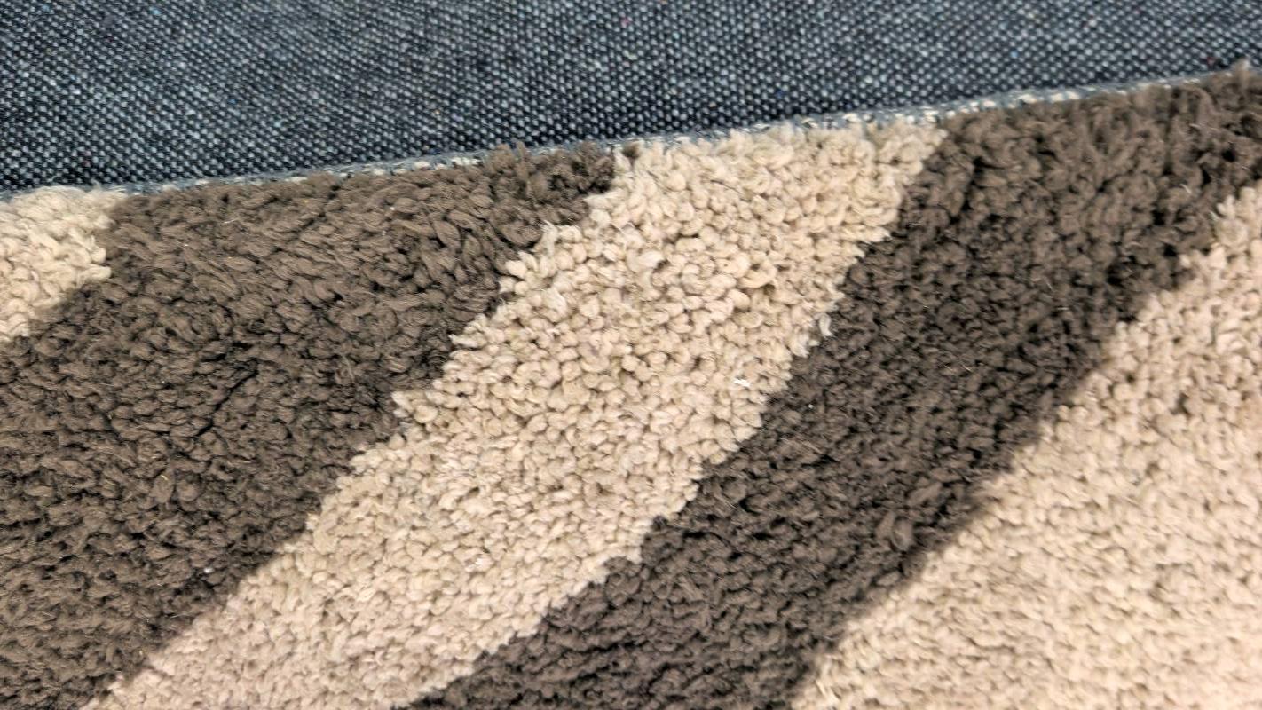 EX DISPLAY RUG - APPROX SIZE 150CM - 160CM WIDE X 210CM - 230CM LONG EX DISPLAY RUG - APPROX SIZE 150CM - 160CM WIDE X 210CM - 230CM LONG