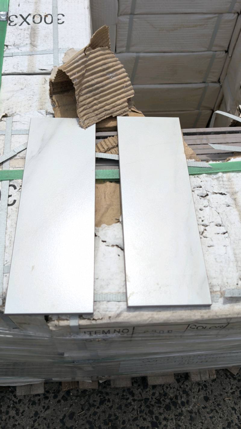 PALLET OF MATT WHITE MARBLE PORCELAIN SUBWAY TILE, 300MM X 100MM PALLET OF MATT WHITE MARBLE PORCELAIN SUBWAY TILE, 300MM X 100MM