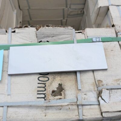 PALLET OF MATT WHITE MARBLE PORCELAIN SUBWAY TILE, 300MM X 100MM PALLET OF MATT WHITE MARBLE PORCELAIN SUBWAY TILE, 300MM X 100MM