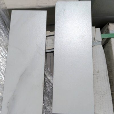 PALLET OF MATT WHITE MARBLE PORCELAIN SUBWAY TILE, 300MM X 100MM PALLET OF MATT WHITE MARBLE PORCELAIN SUBWAY TILE, 300MM X 100MM