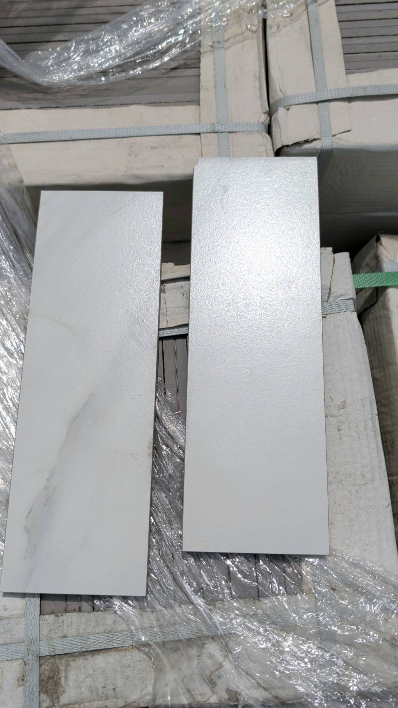 PALLET OF MATT WHITE MARBLE PORCELAIN SUBWAY TILE, 300MM X 100MM PALLET OF MATT WHITE MARBLE PORCELAIN SUBWAY TILE, 300MM X 100MM