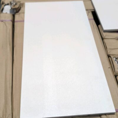 PALLET OF MATT WHITE PORCELAIN TILE 600MM X 300MM