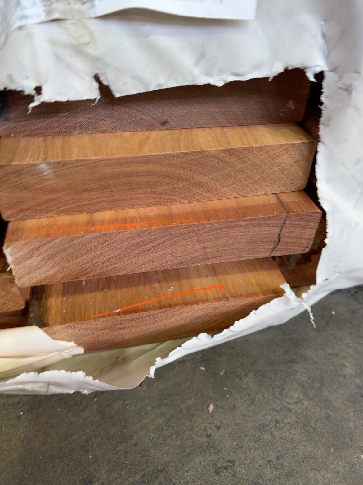 190X35 FEATURE GRADE SPOTTED GUM 190X35 FEATURE GRADE SPOTTED GUM