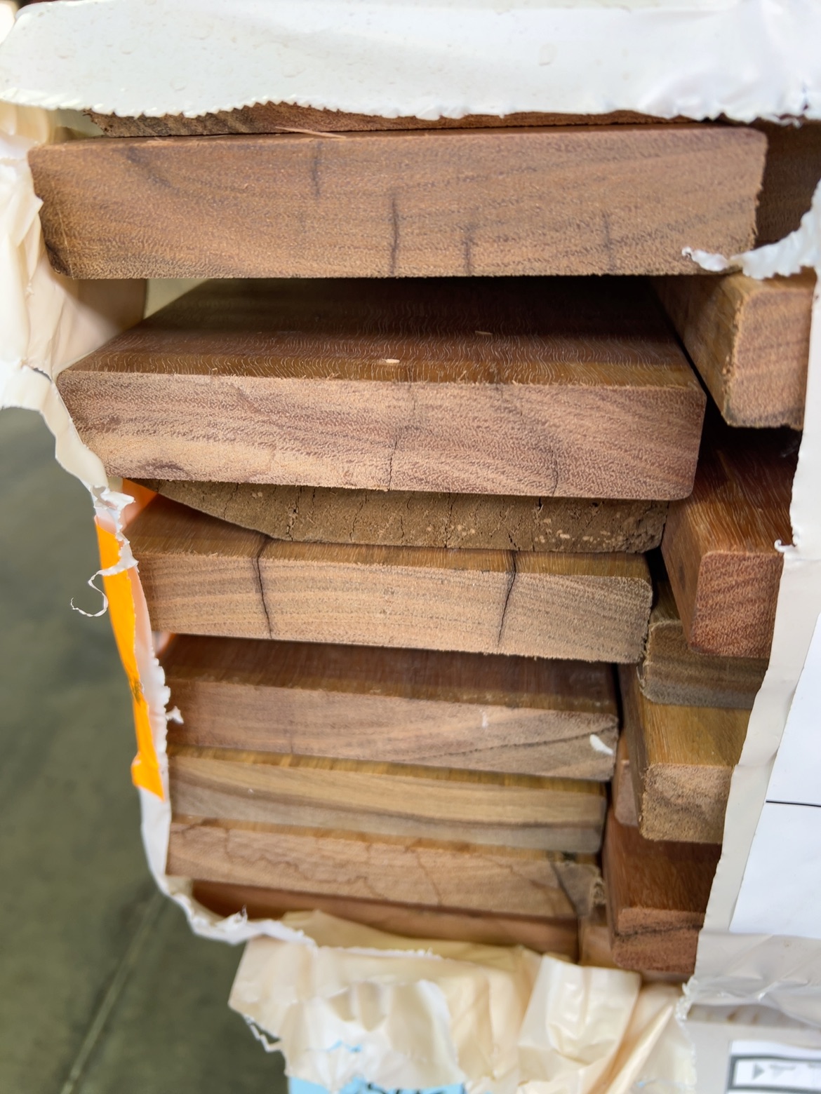 140X25 FEATURE GRADE SPOTTED GUM DECKING- (PACK CONSISTS OF RANDOM SHORT LENGTHS) 140X25 FEATURE GRADE SPOTTED GUM DECKING- (PACK CONSISTS OF RANDOM SHORT LENGTHS)