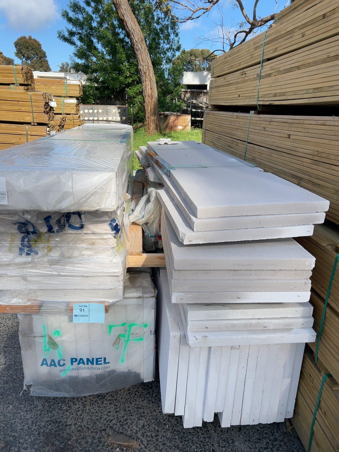 VARIOUS SIZE DAMAGED AAC CLADDING PANELS-(4 PACKS MAKE UP THIS LOT) VARIOUS SIZE DAMAGED AAC CLADDING PANELS-(4 PACKS MAKE UP THIS LOT)