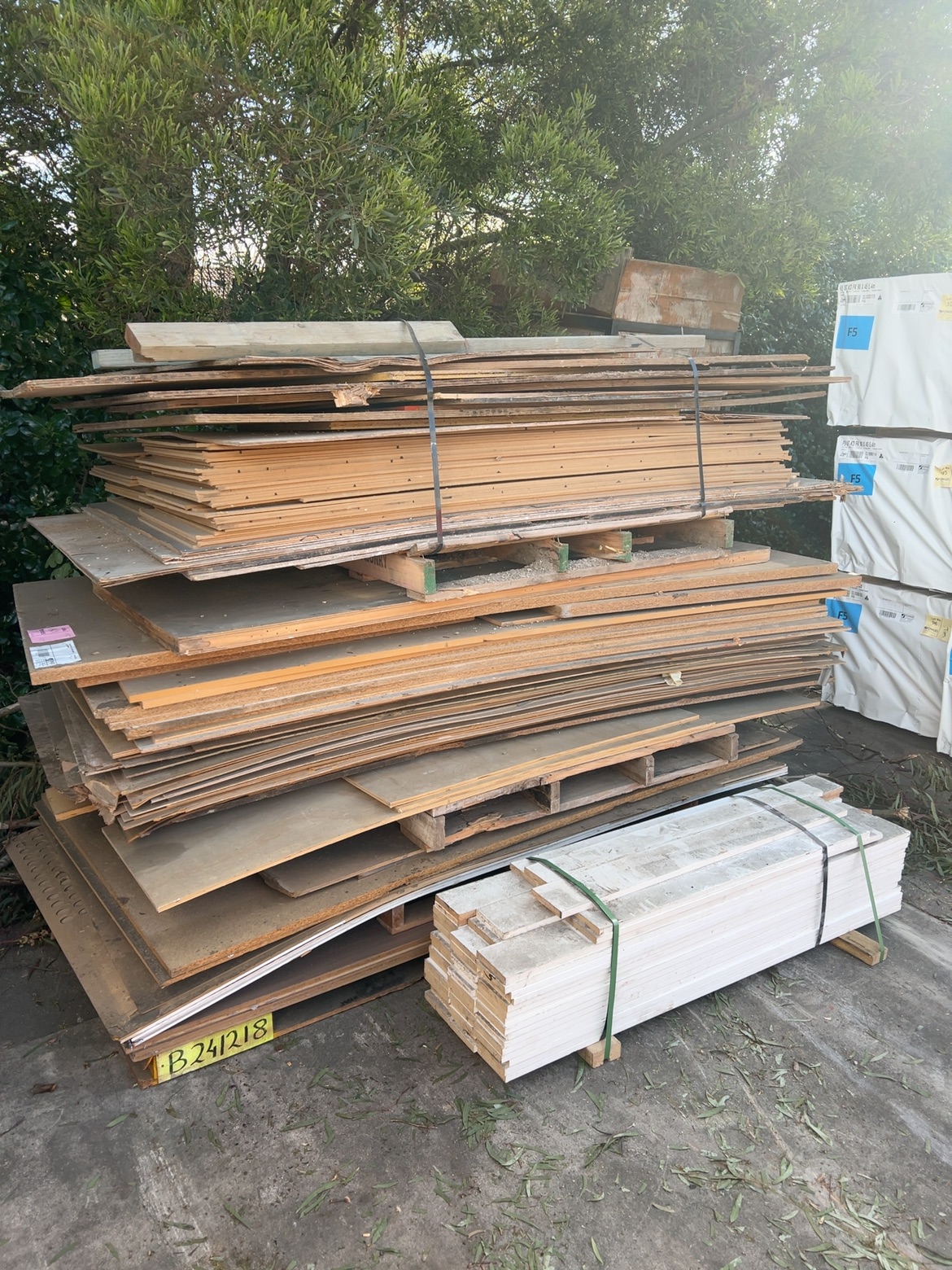LARGE PACK OF ASST'D SHEETING PRODUCTS AND PRIMED MDF LARGE PACK OF ASST'D SHEETING PRODUCTS AND PRIMED MDF