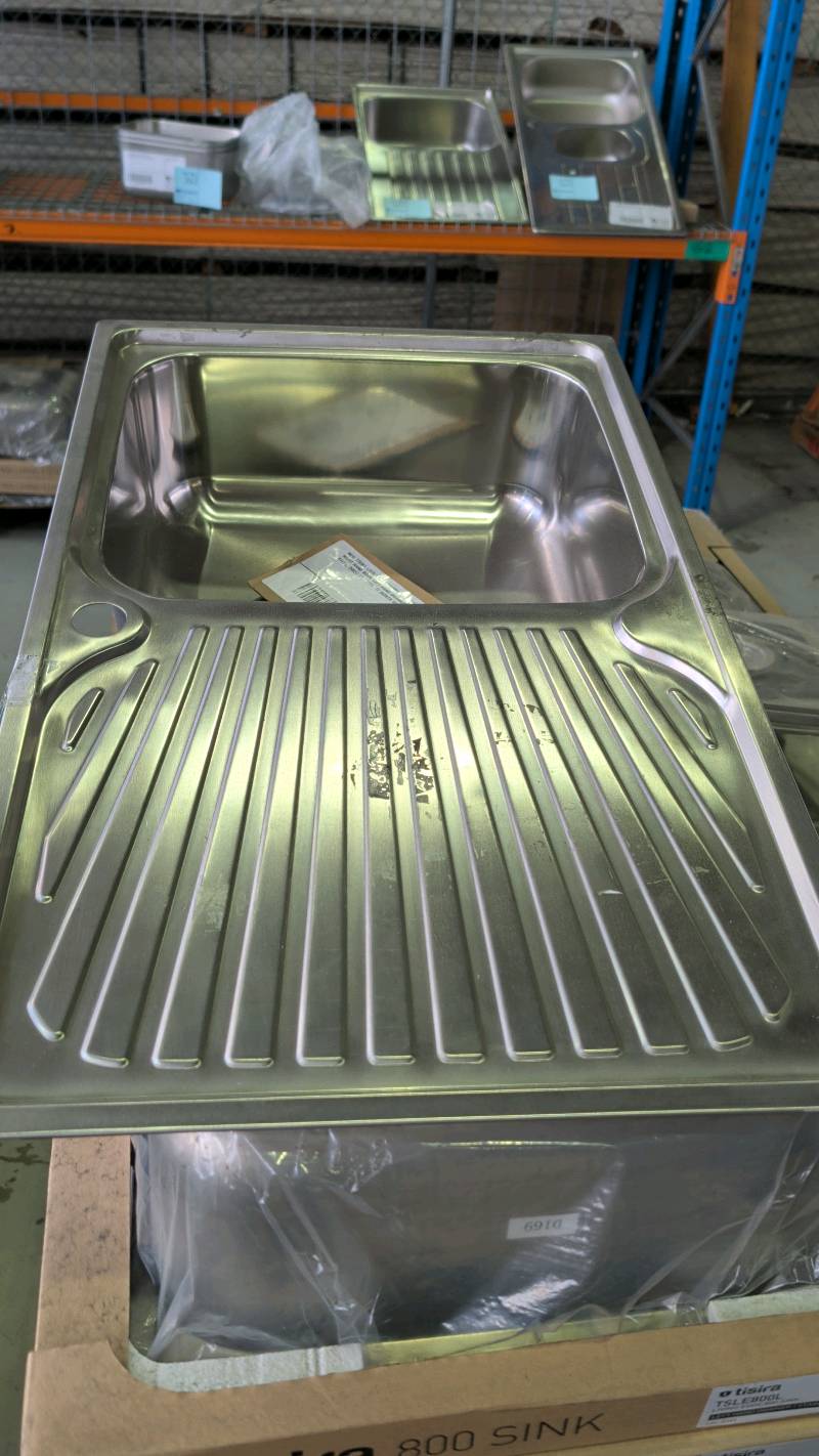NEW TISIRA LIVING EDGE 800MM SINK, SINGLE RIGHT HAND BOWL LEFT HAND DRAINER, S/STEEL, 39837 TSLE800L, 12 MONTH WARRANTY NEW TISIRA LIVING EDGE 800MM SINK, SINGLE RIGHT HAND BOWL LEFT HAND DRAINER, S/STEEL, 39837 TSLE800L, 12 MONTH WARRANTY