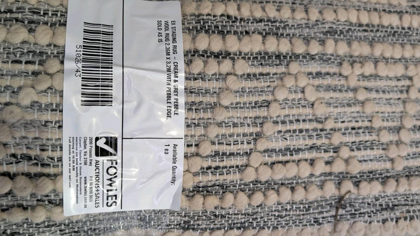 EX STAGING RUG - CREAM & GREY PEBBLE WOOL RUG 2.36M X 3.2M WITH PEBBLE EDGE, SOLD AS IS EX STAGING RUG - CREAM & GREY PEBBLE WOOL RUG 2.36M X 3.2M WITH PEBBLE EDGE, SOLD AS IS