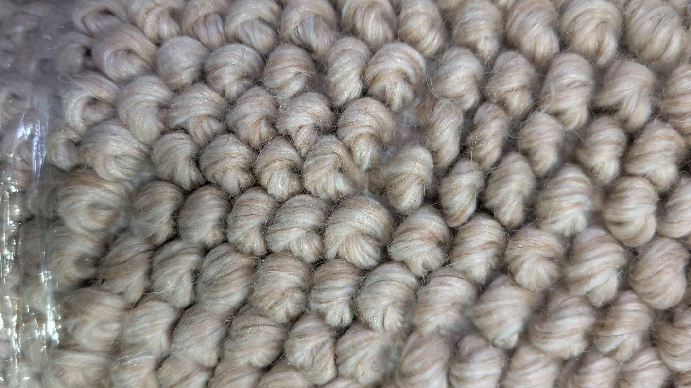 NEW PEBBLE WOOL RUG BEIGE 230 X 330CM RRP$999 NEW PEBBLE WOOL RUG BEIGE 230 X 330CM RRP$999