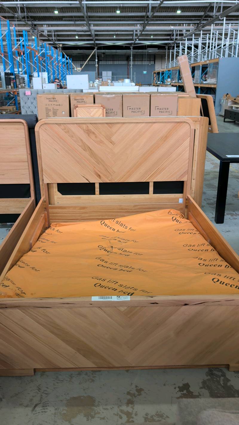 EX DISPLAY EVA QUEEN GAS LIFT BEDFRAME, HERRINGBONE DESIGN, CURVED BEDHEAD, MESSMATE TIMBER, SOLD AS IS EX DISPLAY EVA QUEEN GAS LIFT BEDFRAME, HERRINGBONE DESIGN, CURVED BEDHEAD, MESSMATE TIMBER, SOLD AS IS