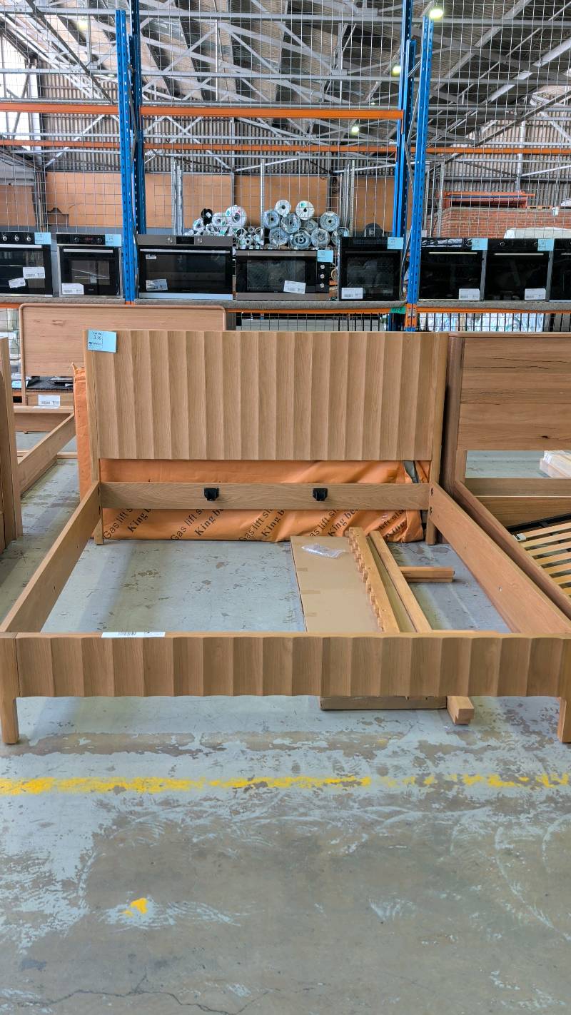 EX DISPLAY BOND AMERICAN OAK KING SIZE BEDFRAME, FLUTED TIMBER SOLD AS IS EX DISPLAY BOND AMERICAN OAK KING SIZE BEDFRAME, FLUTED TIMBER SOLD AS IS