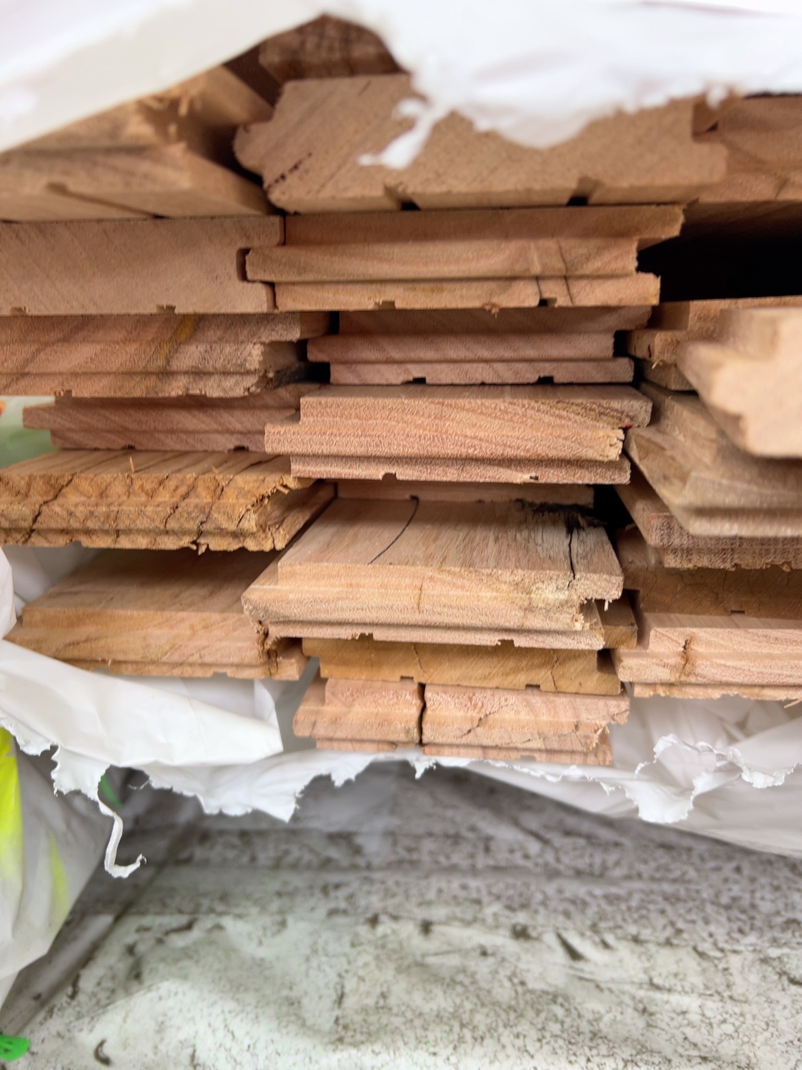 80X19 CHESTNUT COVER GRADE FLOORING 80X19 CHESTNUT COVER GRADE FLOORING