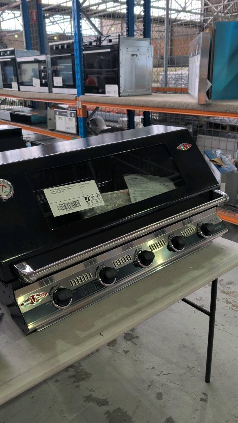 BEEFEATER SIGNATURE 3000E 5 BURNER BUILT IN BBQ, LPG, BS19952 WITH 12 MONTH WARRANTY RRP$1699 BEEFEATER SIGNATURE 3000E 5 BURNER BUILT IN BBQ, LPG, BS19952 WITH 12 MONTH WARRANTY RRP$1699