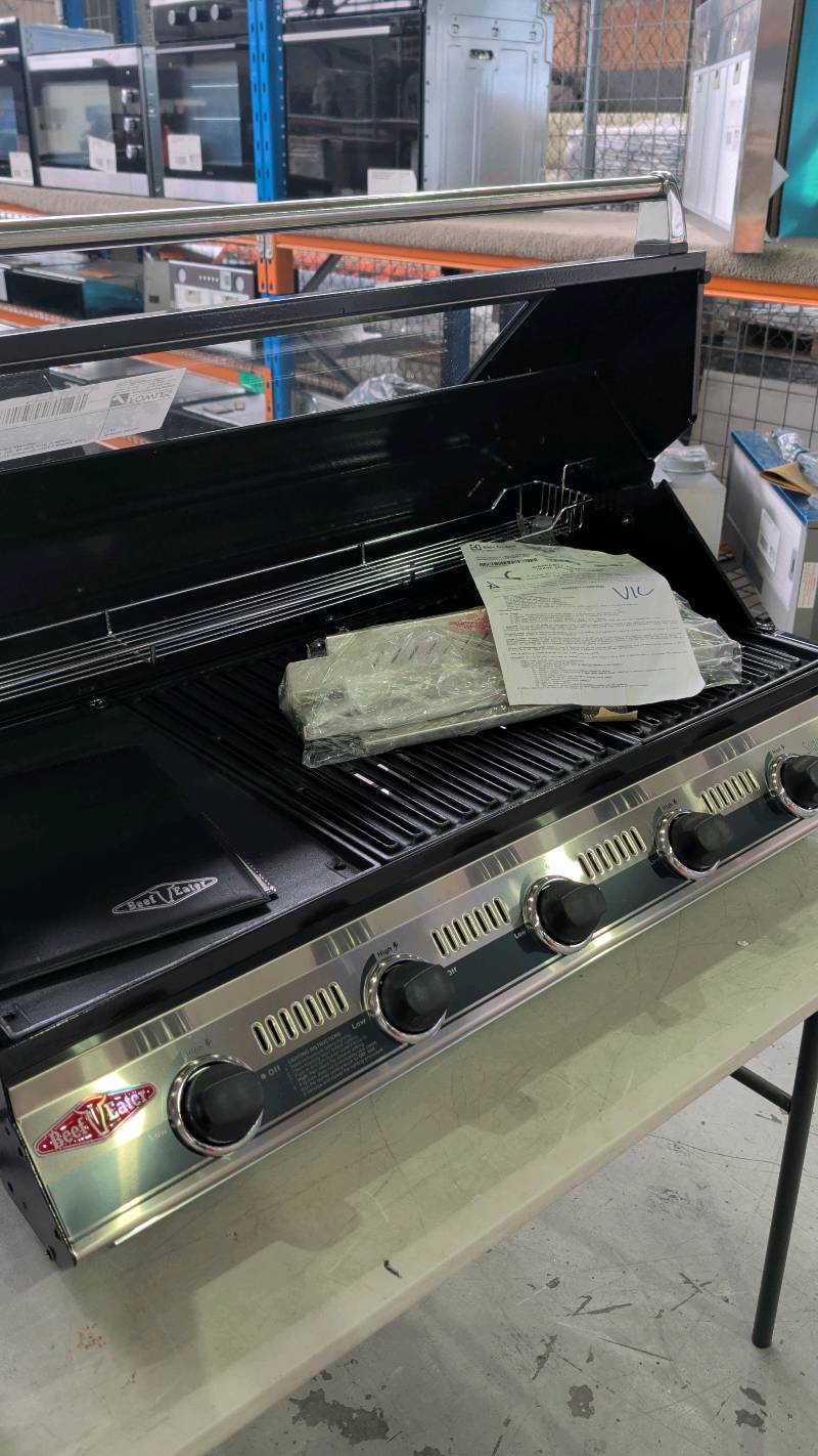 BEEFEATER SIGNATURE 3000E 5 BURNER BUILT IN BBQ, LPG, BS19952 WITH 12 MONTH WARRANTY RRP$1699 BEEFEATER SIGNATURE 3000E 5 BURNER BUILT IN BBQ, LPG, BS19952 WITH 12 MONTH WARRANTY RRP$1699