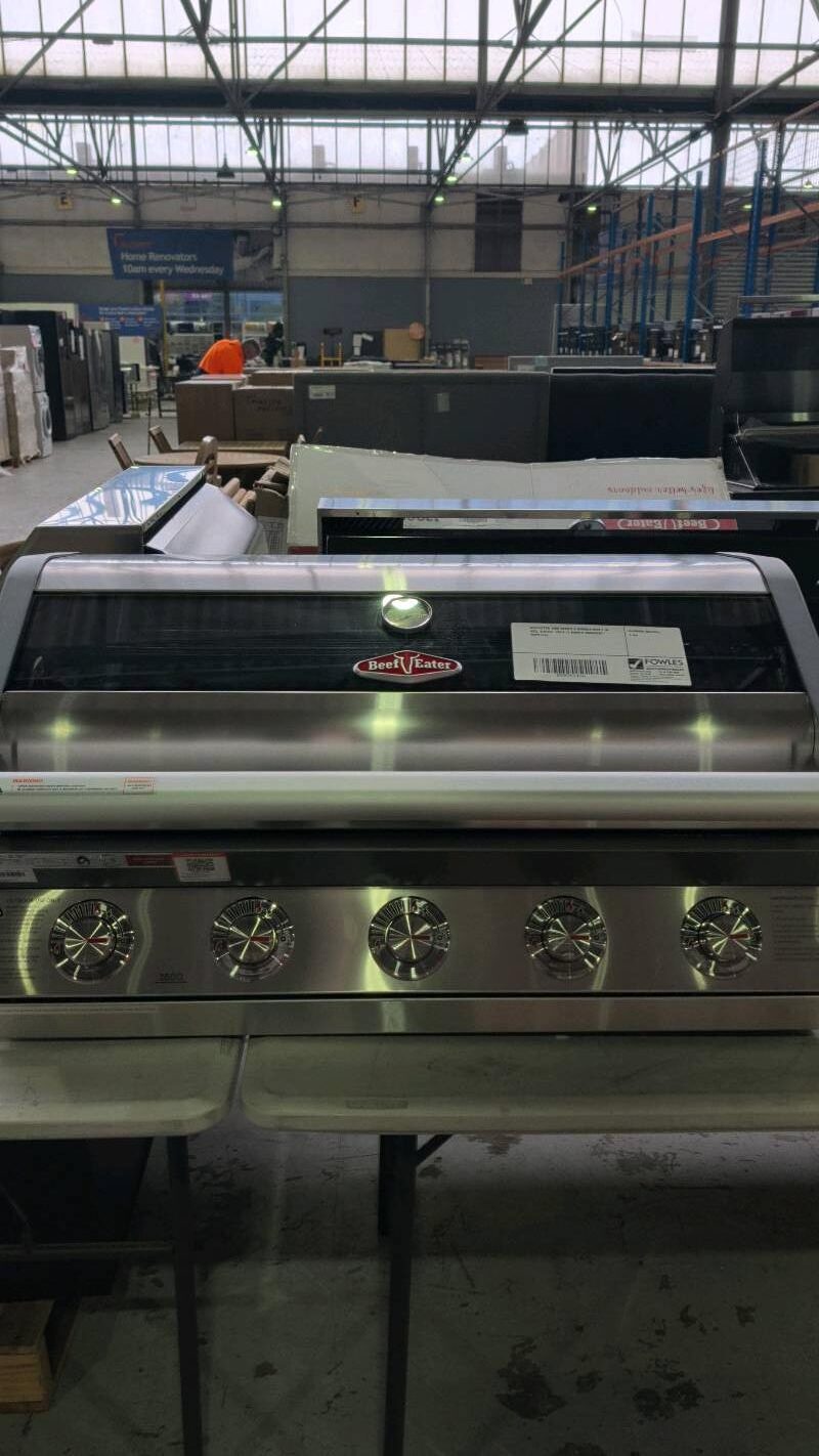 BEEFEATER 1600 SERIES 5 BURNER BUILT IN BBQ, S/STEEL WITH 12 MONTH WARRANTY RRP$1416 BEEFEATER 1600 SERIES 5 BURNER BUILT IN BBQ, S/STEEL WITH 12 MONTH WARRANTY RRP$1416