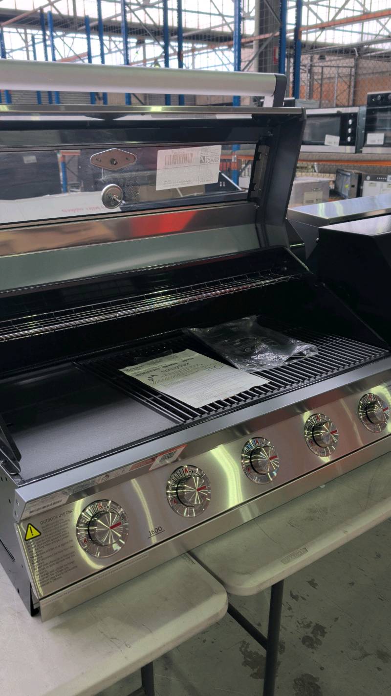 BEEFEATER 1600 SERIES 5 BURNER BUILT IN BBQ, S/STEEL WITH 12 MONTH WARRANTY RRP$1416 BEEFEATER 1600 SERIES 5 BURNER BUILT IN BBQ, S/STEEL WITH 12 MONTH WARRANTY RRP$1416