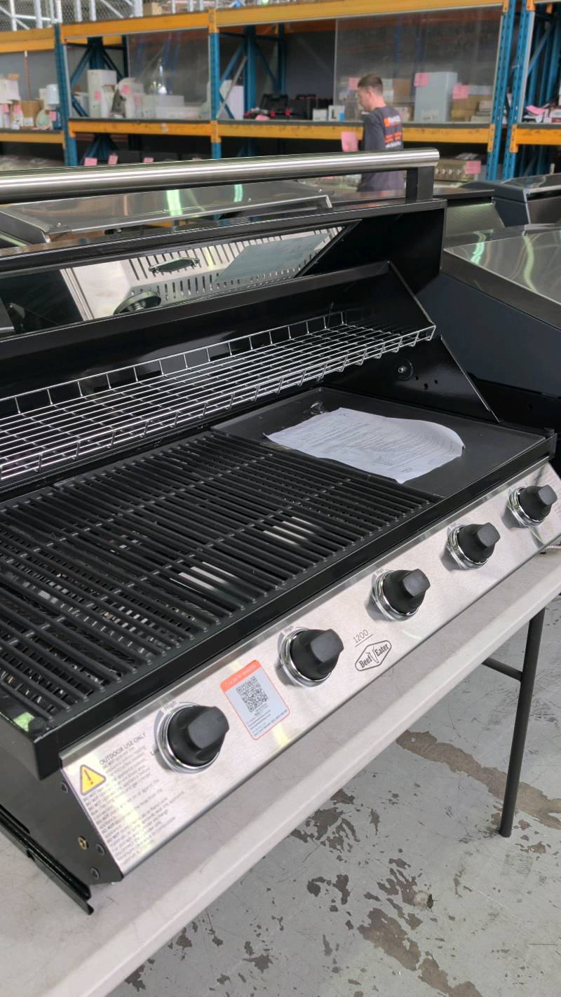 BEEFEATER 1200 SERIES 5 BURNER BUILT IN BBQ, BLACK ENAMEL, BBG1250BB RRP$919 BEEFEATER 1200 SERIES 5 BURNER BUILT IN BBQ, BLACK ENAMEL, BBG1250BB RRP$919