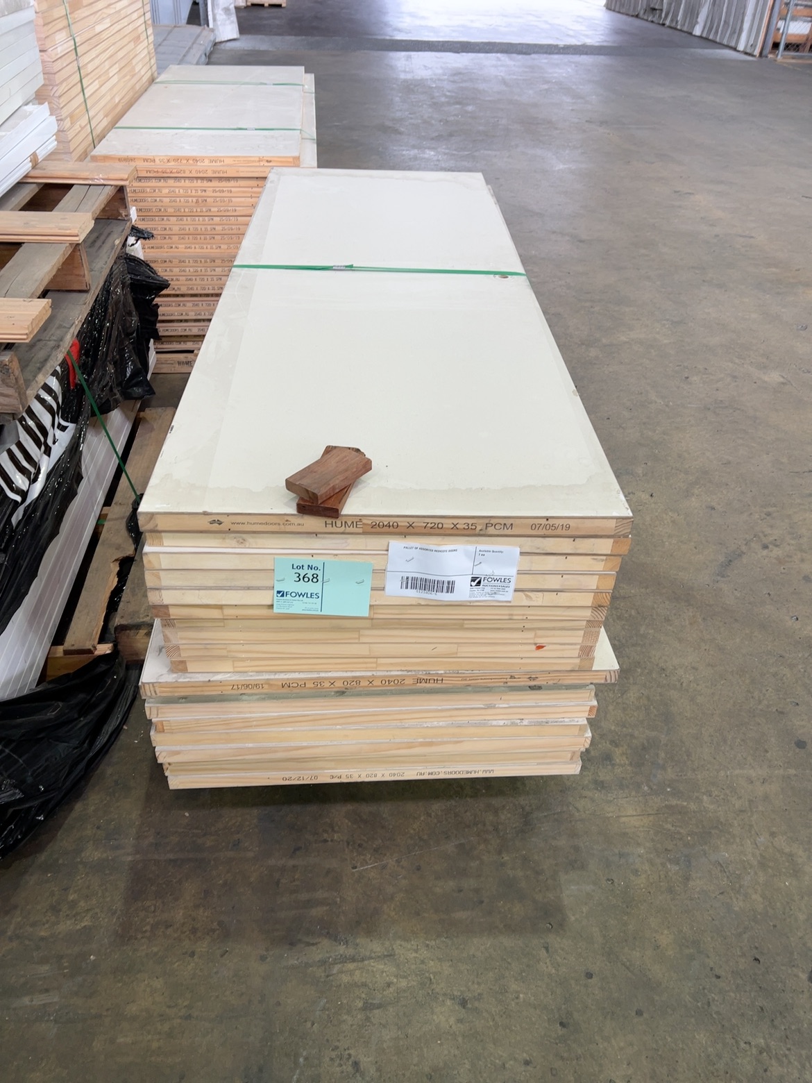 PALLET OF ASSORTED REDICOTE DOORS PALLET OF ASSORTED REDICOTE DOORS