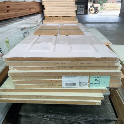 PALLET OF USED 4 PANEL ROBE DOORS AND TRACKS PALLET OF USED 4 PANEL ROBE DOORS AND TRACKS