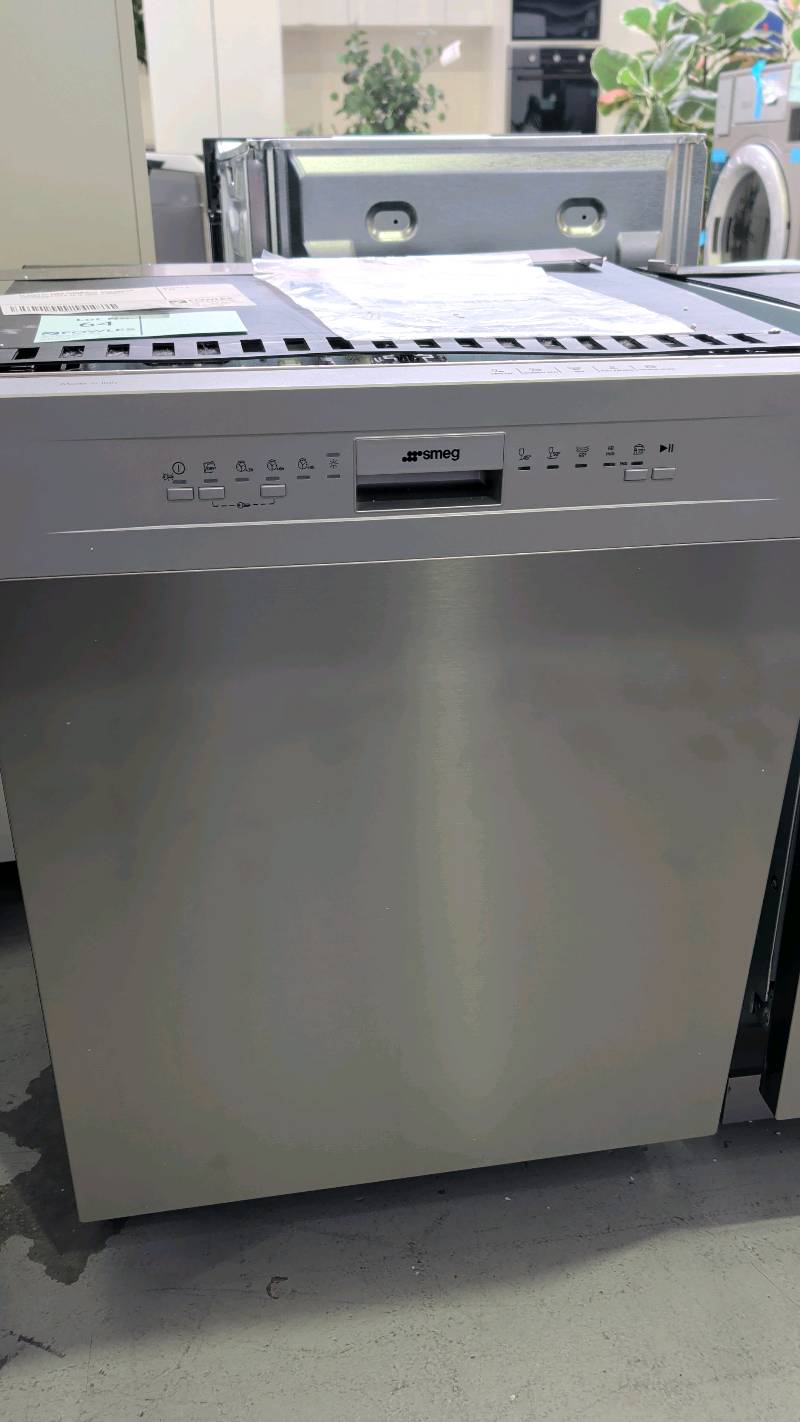 EX DISPLAY SMEG COMMERCIAL DISHWASHER DWAU6214X4 SOLD AS IS WITH 12 MONTH WARRANTY EX DISPLAY SMEG COMMERCIAL DISHWASHER DWAU6214X4 SOLD AS IS WITH 12 MONTH WARRANTY